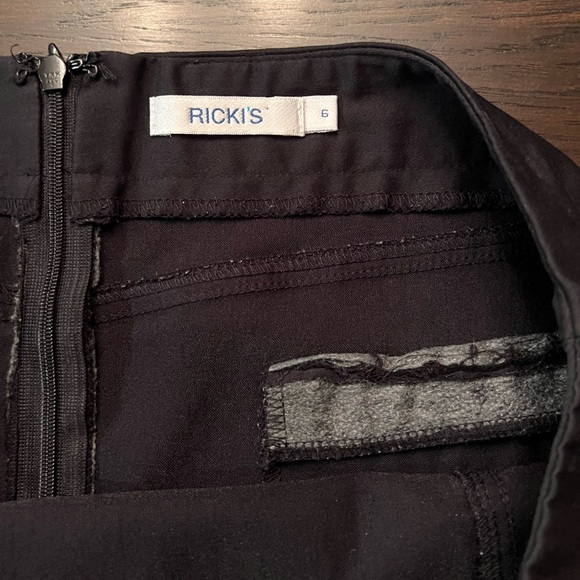❗️FREE w/purchase❗️Ricki’s Ladies Size 6 Black Skirt (minor repair needed) - Picture 9 of 14